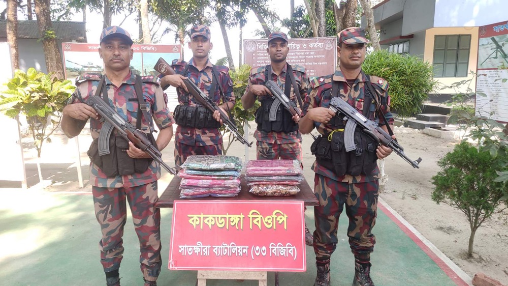 সাতক্ষীরা ও কলারোয়া সীমান্তে বিজিবি’র অভিযানে প্রায় বারো লক্ষ টাকার ভারতীয় মালামাল জব্দ